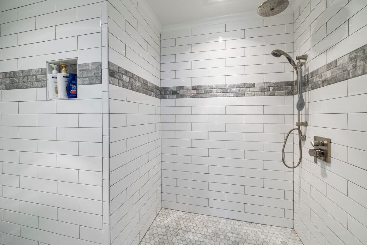 Douche entièrement carrelée, réalisation finie
